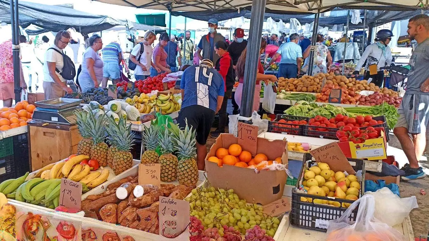 Ambiance colorée du marché hebdomadaire de Torrevieja