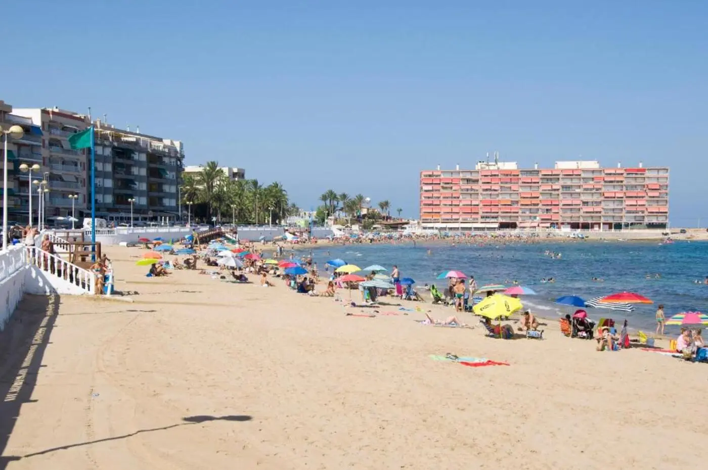 Ambiance familiale sur la Playa de Los Locos à Torrevieja